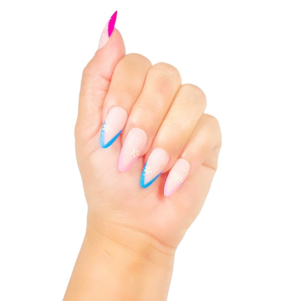 Almond flower nails finish matte.